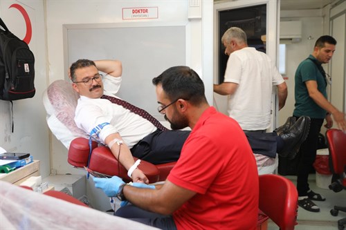 Valimiz Ercan Turan, Kızılay Kan Bağışı Aracı’nı Ziyaret Ederek Kan Bağışında Bulundu