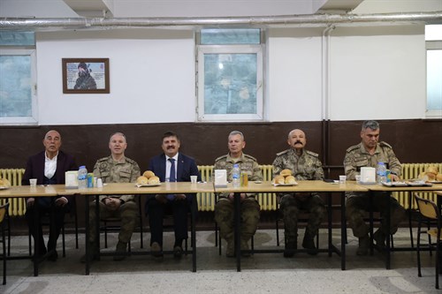 Vali Sarıibrahim, Korhan Jandarma Karakol Komutanlığında Mehmetçiklerimizle İftar Yaptı